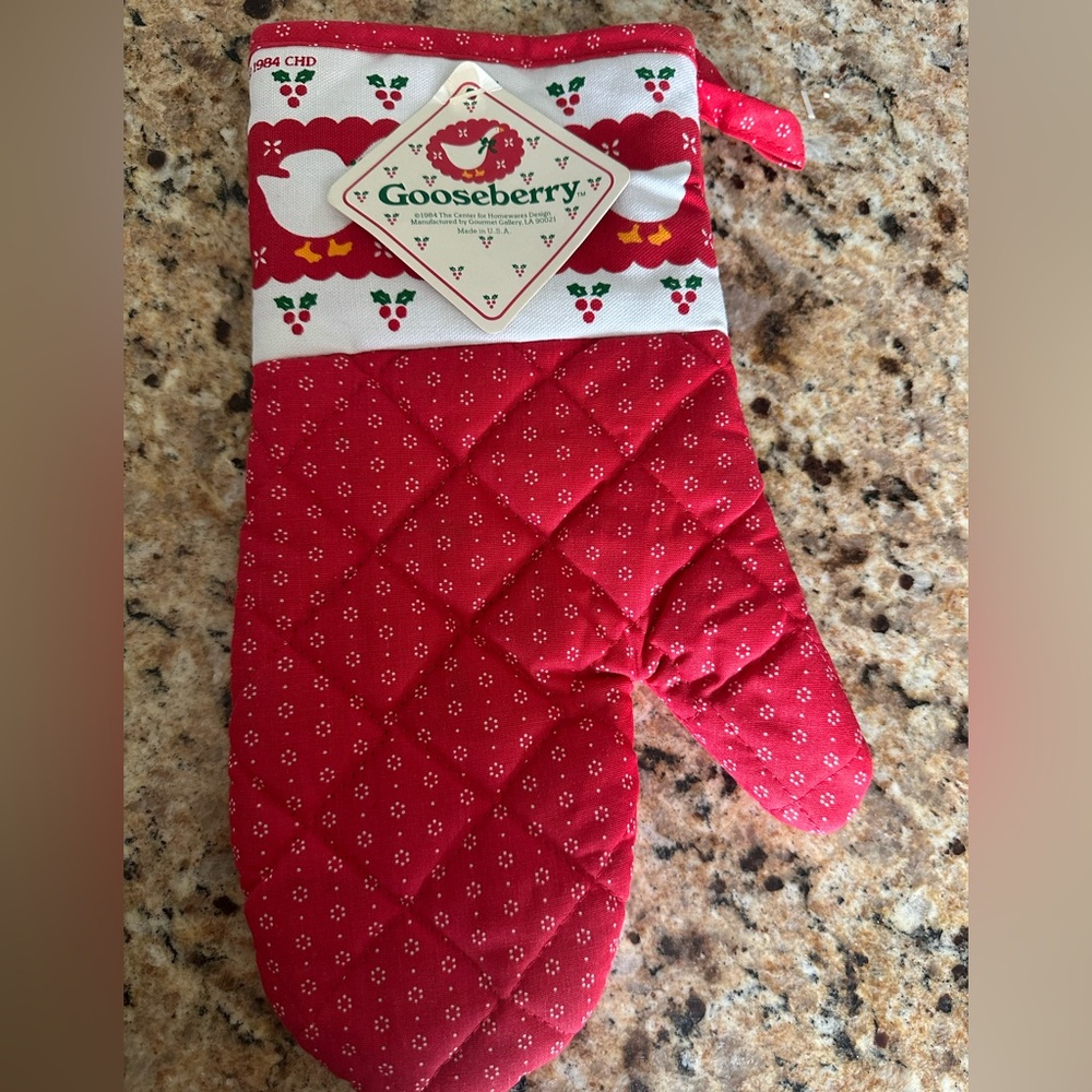 Gooseberry Red Holiday Oven Mitt
